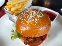 鸡排汉堡配香脆薯条-WOLFGANG PUCK KITCHEN & BAR(迪士尼小镇店)