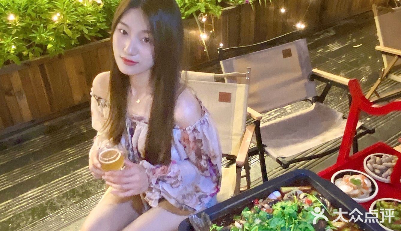 夏天的夜晚🌃就是要和好友吃着烧烤喝着酒🍻
