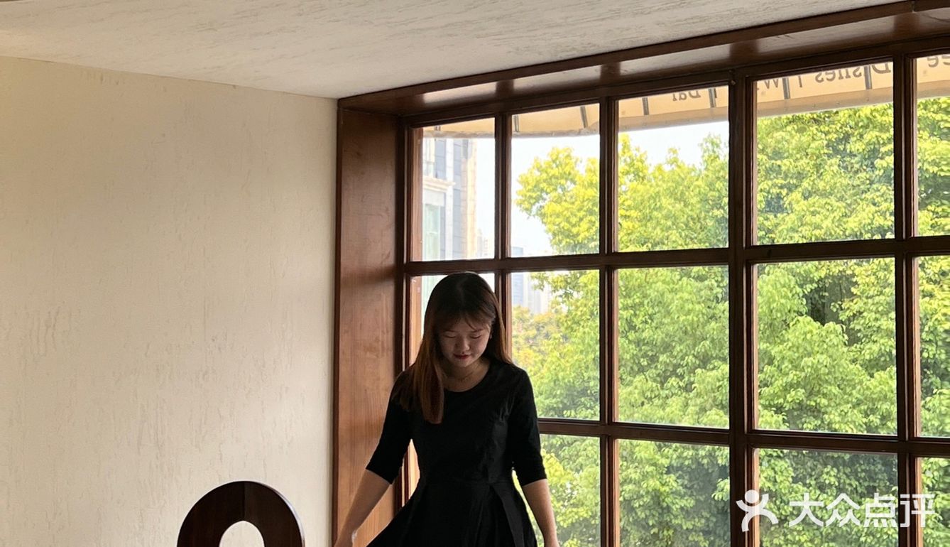 南阳探店下午茶 树下沐屋 超出片的旋转楼梯