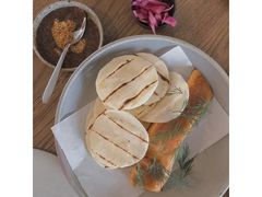 烟熏三文鱼配烤饺子皮和芥末籽酱-BOR Eatery(安福路店)