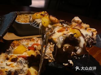 环境不错的一家店 歌单也挺不错的， 网上评价挺高的和