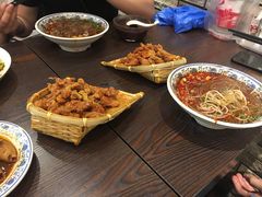-爆炸头阿姨小四川正宗川味小吃(无任何分店)