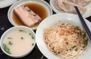 Dry Mixed Noodles with Fish Soup