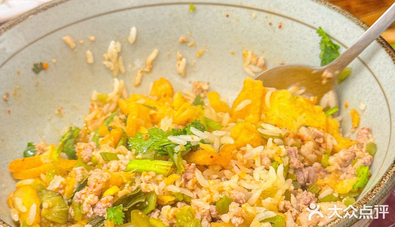 酸汤煮肉沫贡菜泡饭，很好吃[强]