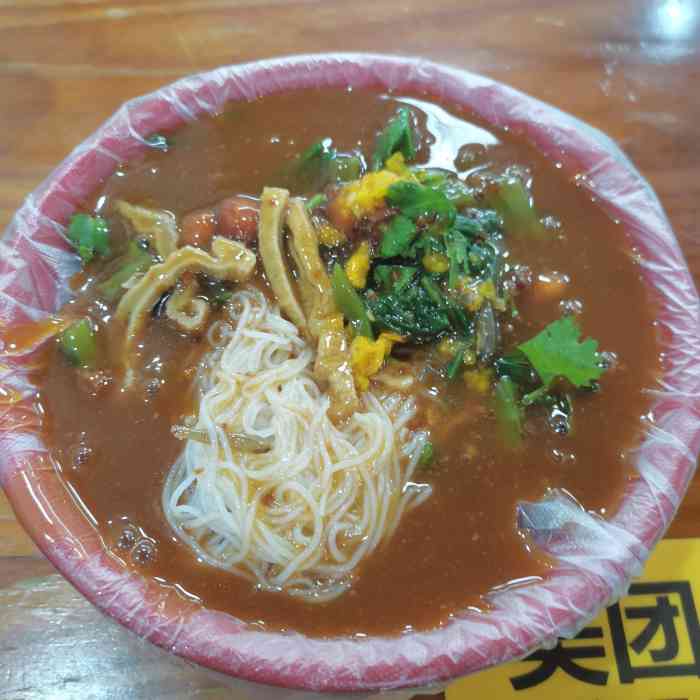 胡记陵水酸粉-"[薄荷]环境:快餐店,位于吉阳小学旁边 .