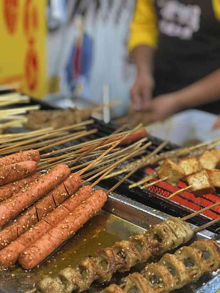 徽派烤面筋(瑞安二店)-"好久没来虹桥路吃小吃啦! 开着突突突 .