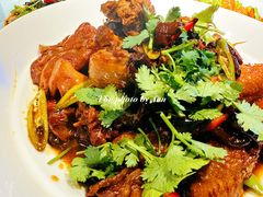 小笨鸡炖蘑菇-那家老院子东北菜·饺子·小鸡炖蘑菇(艳华街店)