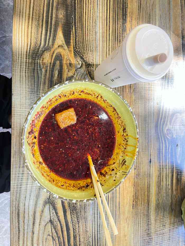 辣百川麻辣烫-"罪过罪过[呲牙]晚上遛弯的时候看见商品街.