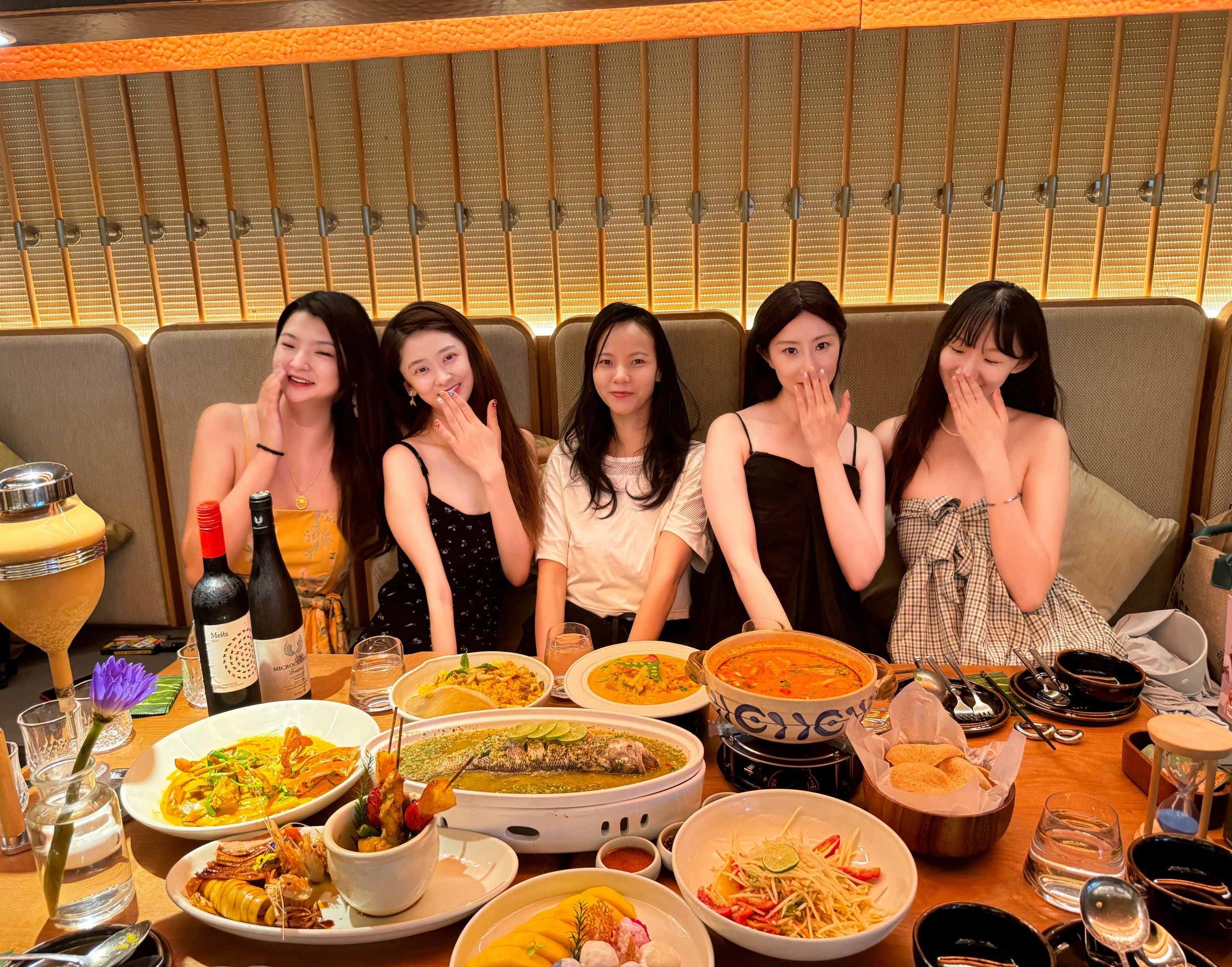 姐妹团聚乐瞬间