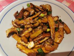 腊肥肠炒杏鲍菇-荆九爷爆炒桥头三嫩(浙大店)