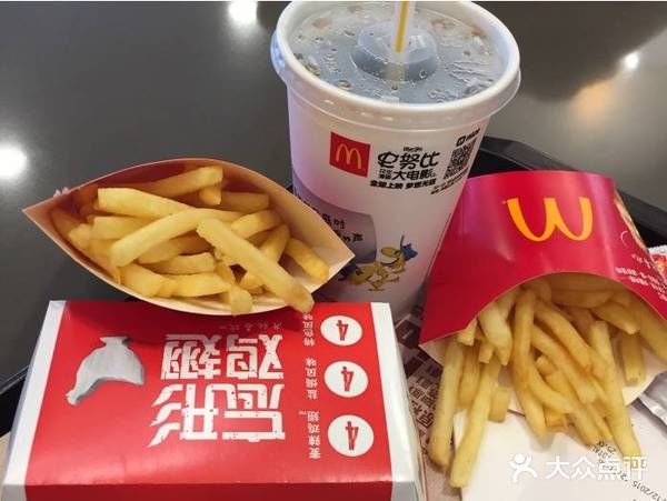 炸鸡薯条蔬菜拼的快乐