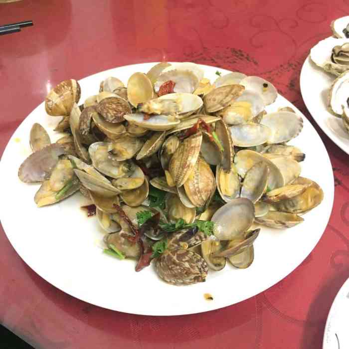 出来就是啤酒街 整条街都是海鲜烧烤之类的大排档