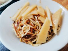 -松树干拌面店