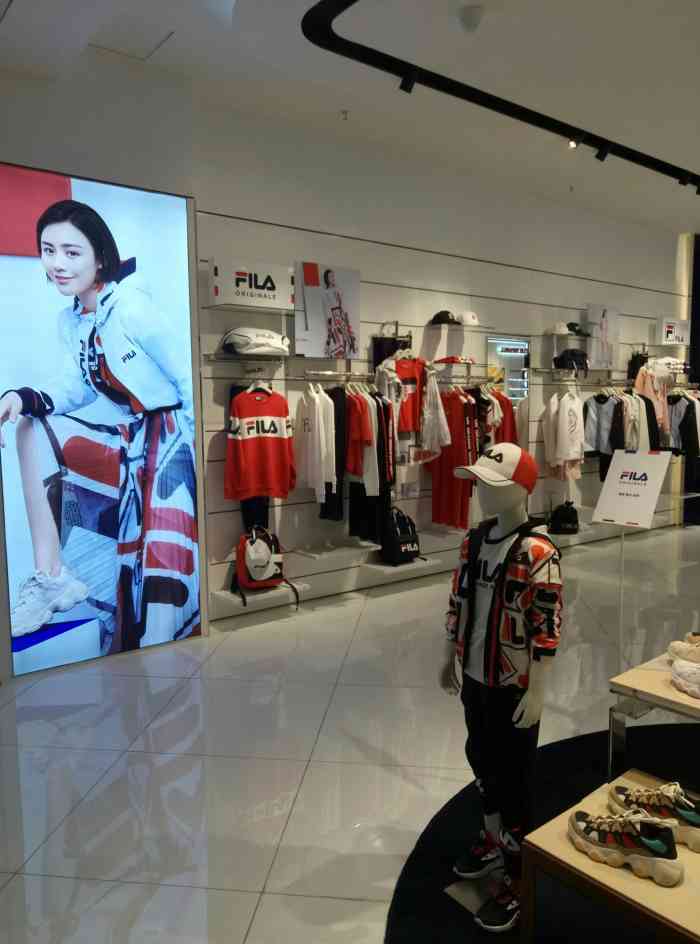 导购也太差劲了吧看中一件衣服刚拿起来一把夺过去给她的顾客连声招呼