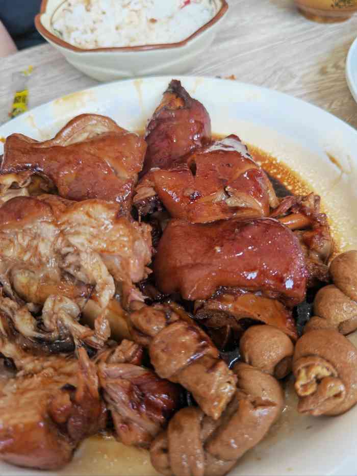 在附近搜到这个把子肉看到拍的照片很有食欲结果一到店上有点小失望