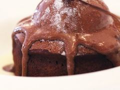 Salon&nbsp;de&nbsp;Ville&nbsp;の&nbsp;现烤热巧克力浆果布丁&nbsp;姜饼巧克力雪芭&nbsp;橙味君度酒汁（近）-Salon de Ville浦江汇(上海外滩华尔道夫酒店店)