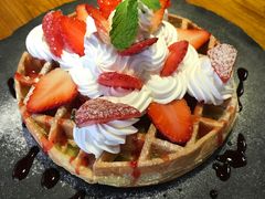 草莓华夫饼-more than meow吴止猫主题餐厅(承德 中船汇店)