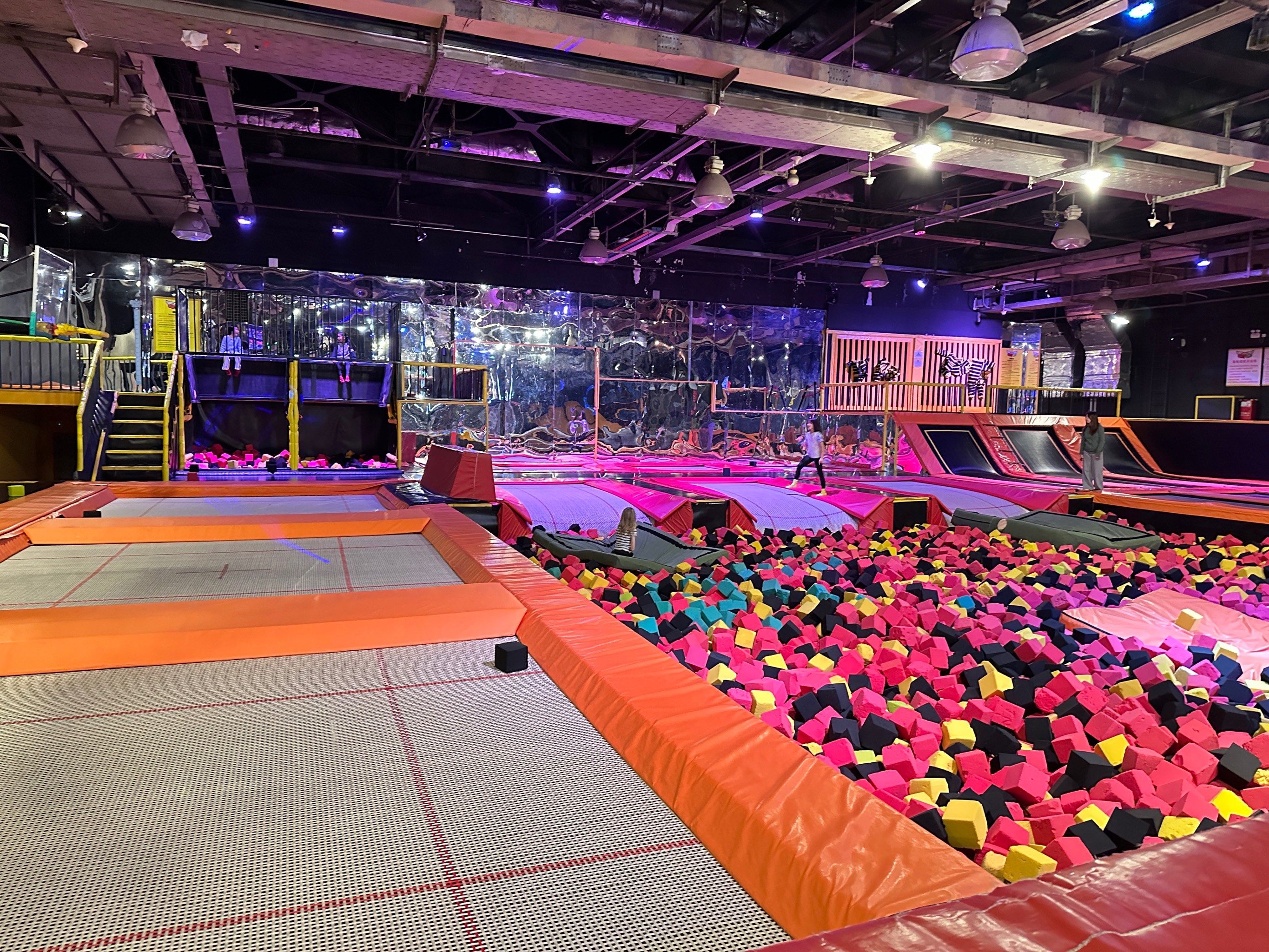 0元玩转这座城 蹦床俱乐部空间很大,各种设施很齐全,蹦床真的有很多