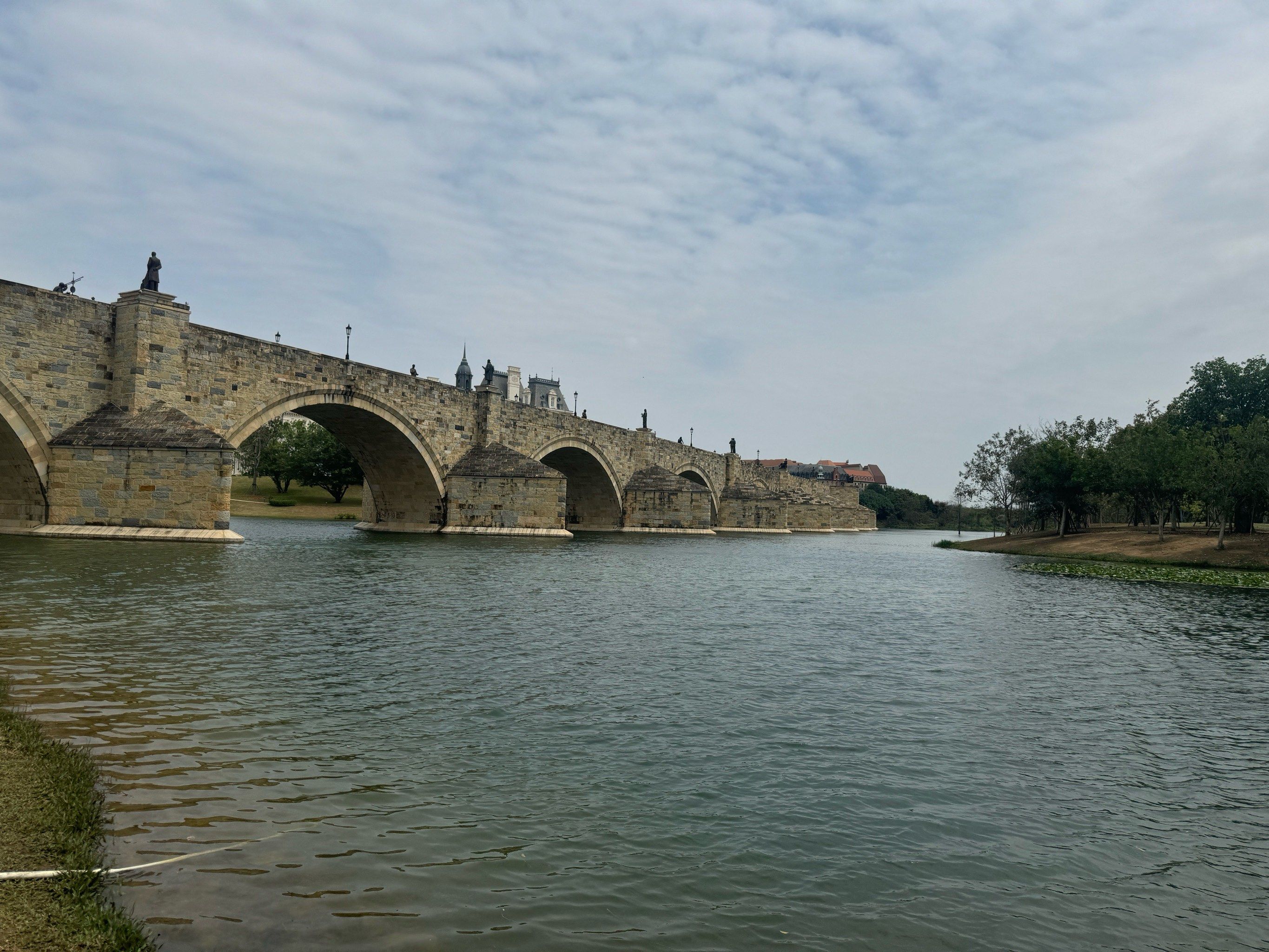 松山湖烟雨西停车场