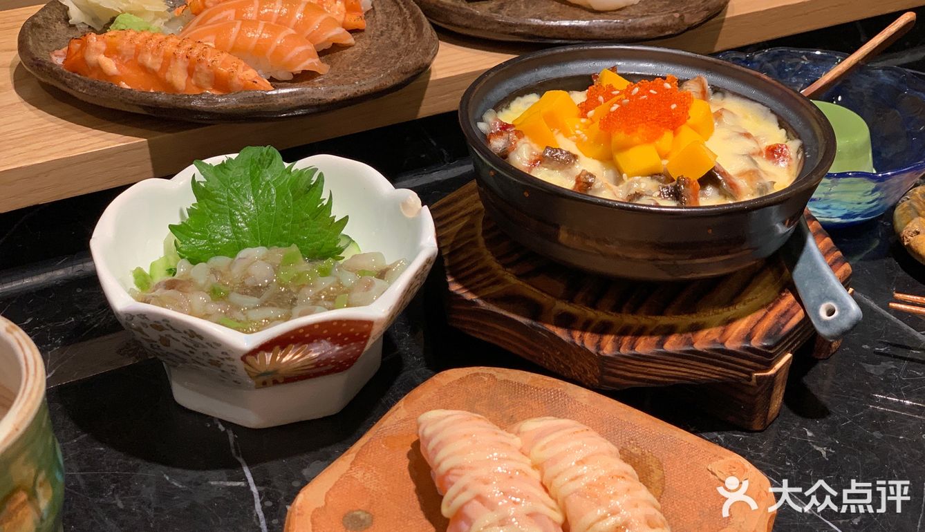 两个人吃了寿司和一个饭加甜品，前菜，人均80左右