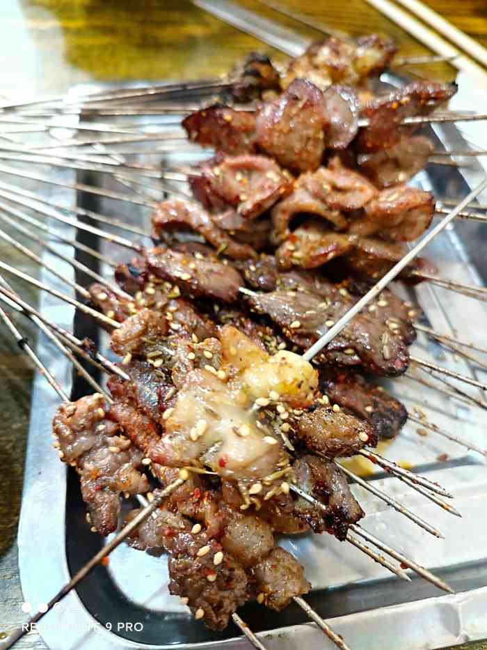 大尾巴羊肉串-"沈阳必吃的小粑粑店,据说好多年了,到晚上.
