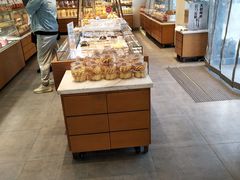 面包甜点陈列柜-阿可米朵动物奶油生日蛋糕(东特店)
