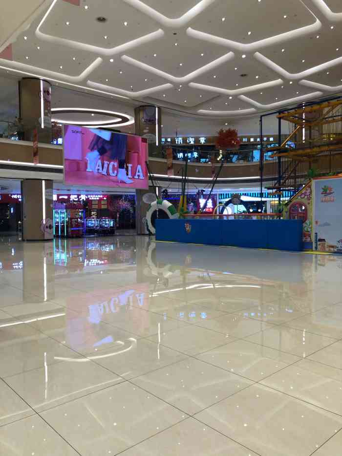 今天逛了一下新都大丰的汇融广场!这个商圈很不错!