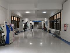 进入大门后左侧，尽头是CT室-深圳华侨城医院
