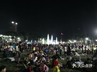 大街上满是躺着的流浪汉或者是乞丐或者只是路人