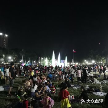 大街上满是躺着的流浪汉或者是乞丐或者只是路人