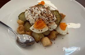 Pork Lard Crumbs with Yunnan Potatoes and Sour Cream