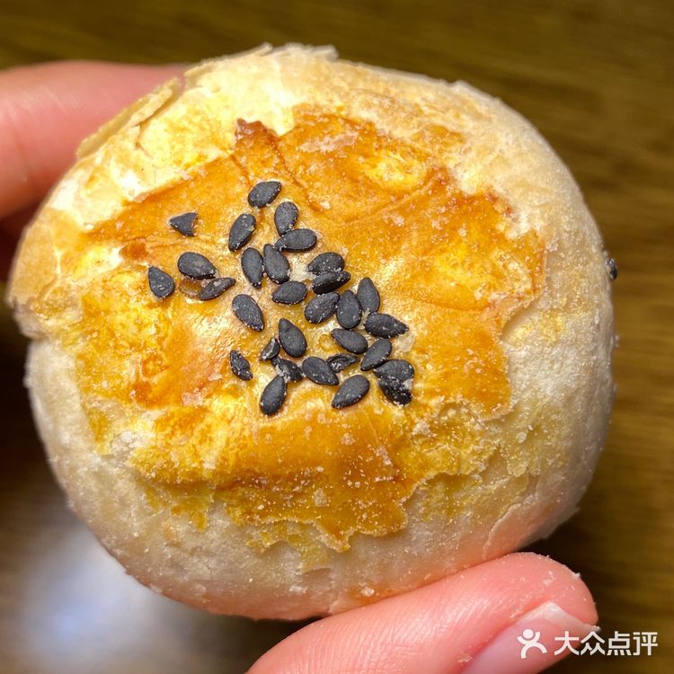 2.6r一个蛋黄流心酥，有点偏甜