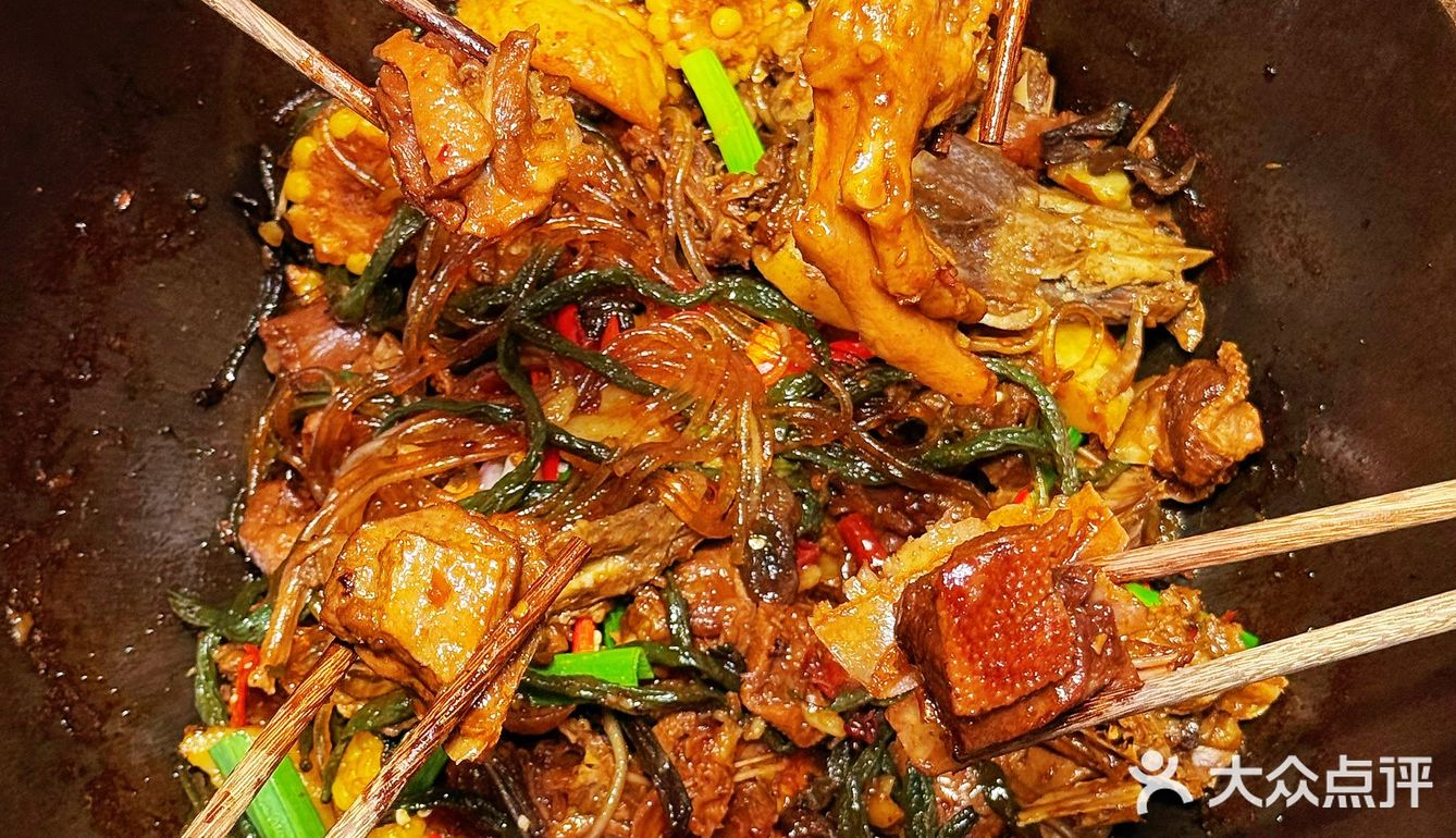 一秒回到东北那旮瘩！铁锅炖也太太太香了吧！