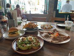 牛油果煮蛋吐司-RAC BAR(安福路店)