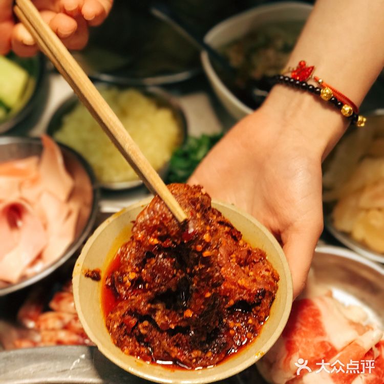 我在人广排队吃电台巷,你呢?