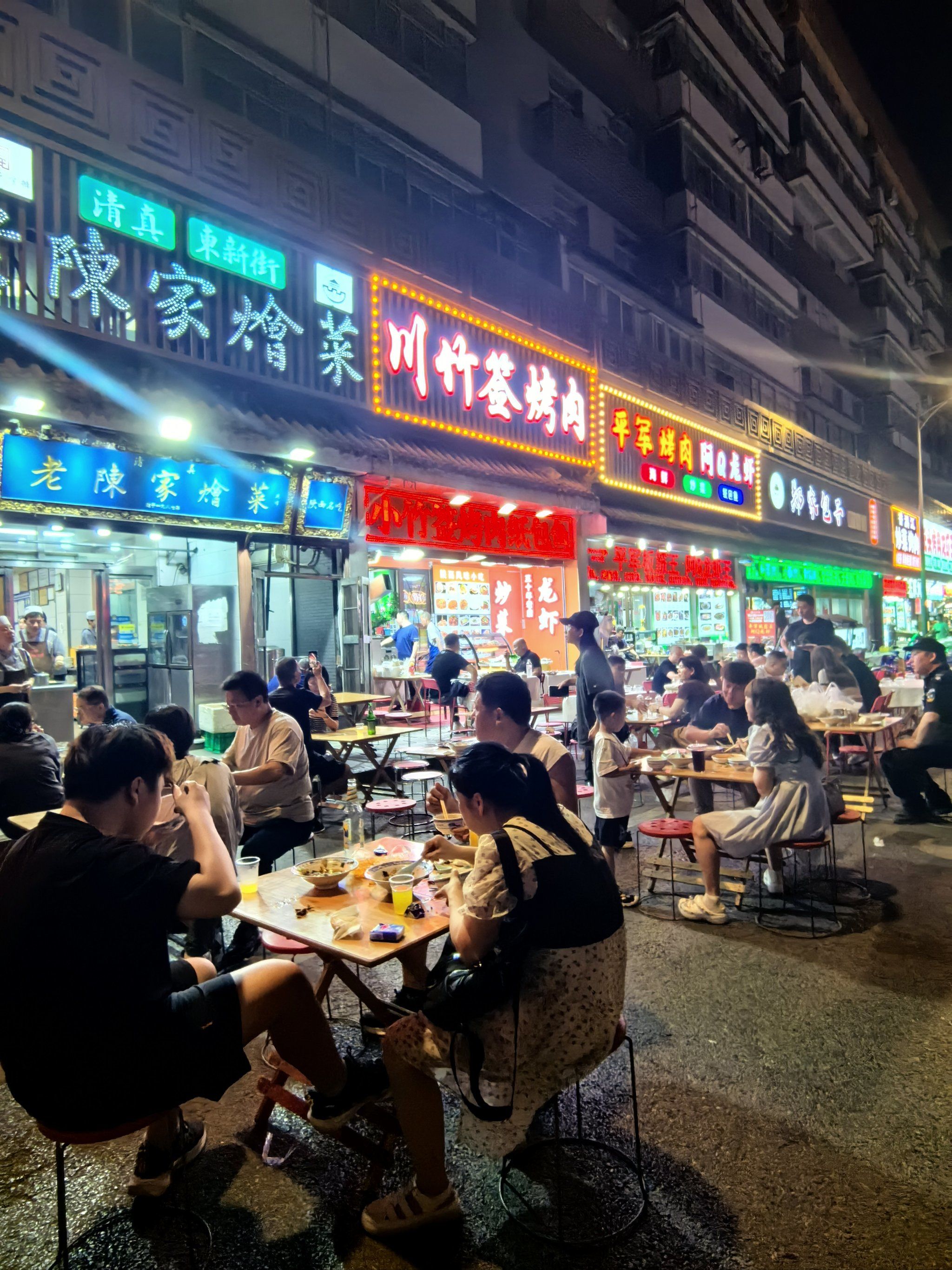 一到晚上夜市摊直接摆到马路上.烧烤,海鲜,撸串,各种不同的大排档.