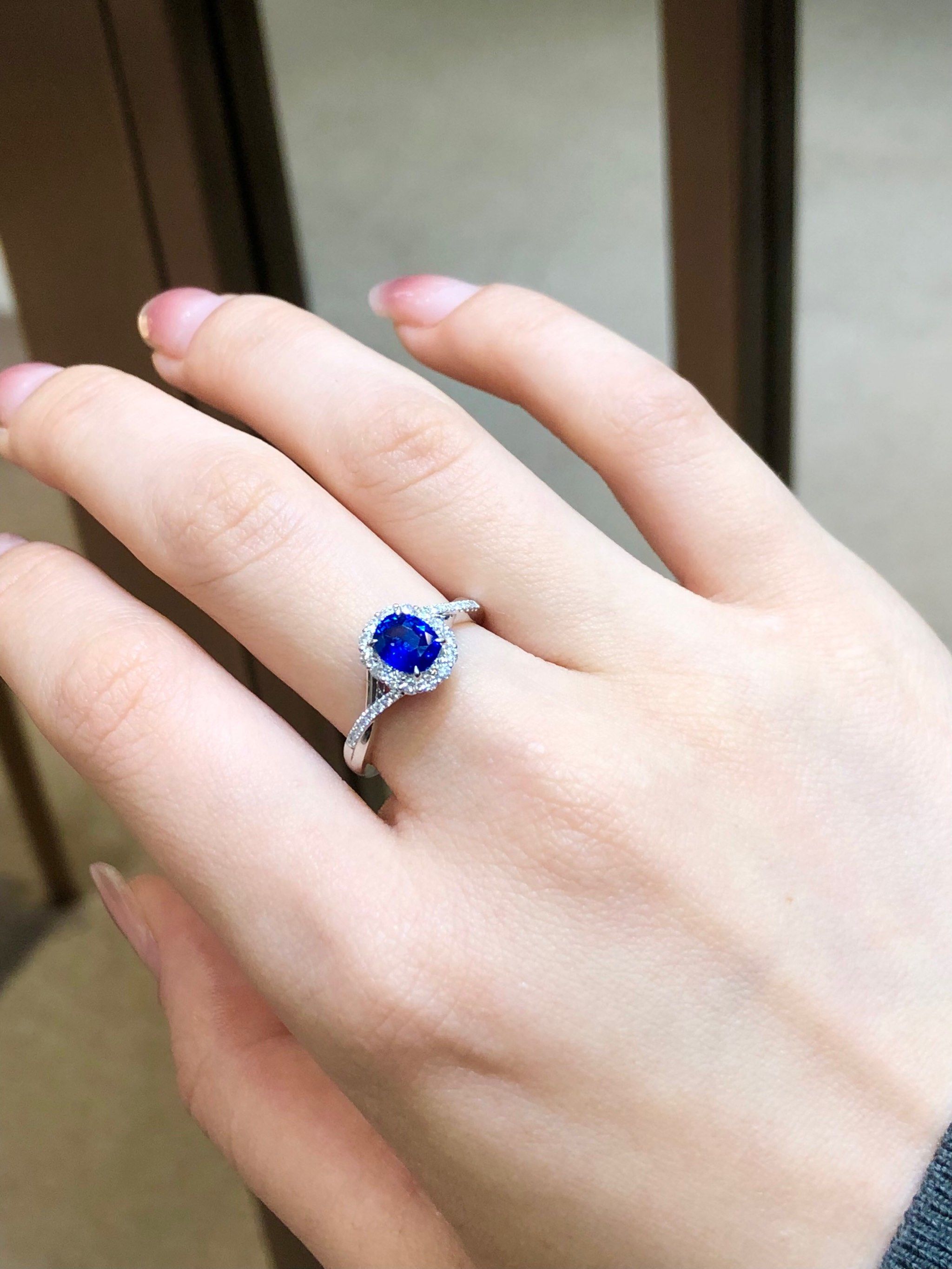 蓝宝石的颜色深邃而纯净,仿佛能吸引人的灵魂