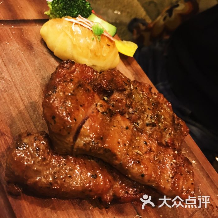 果木碳烤牛肋条