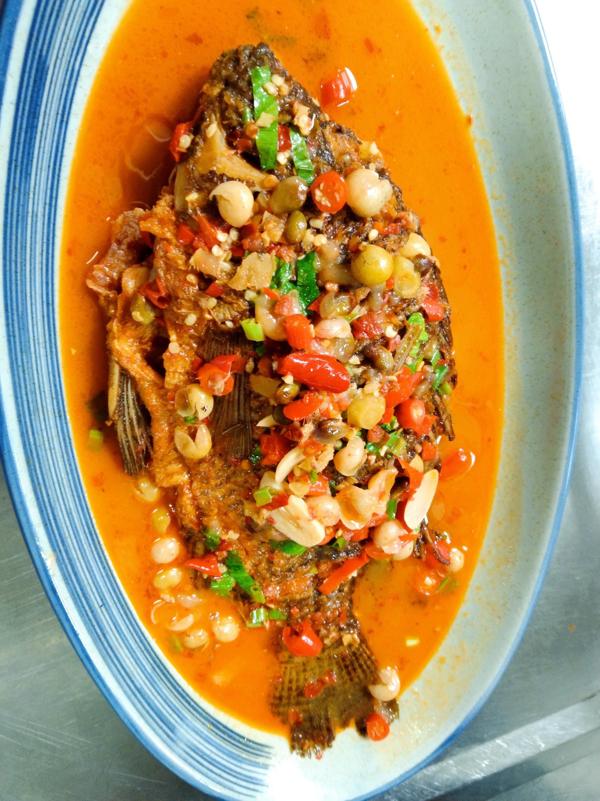 滇越故事的黄皮果焖鱼非常美味,鱼被反复的翻炒保留了鱼的美味可谓是