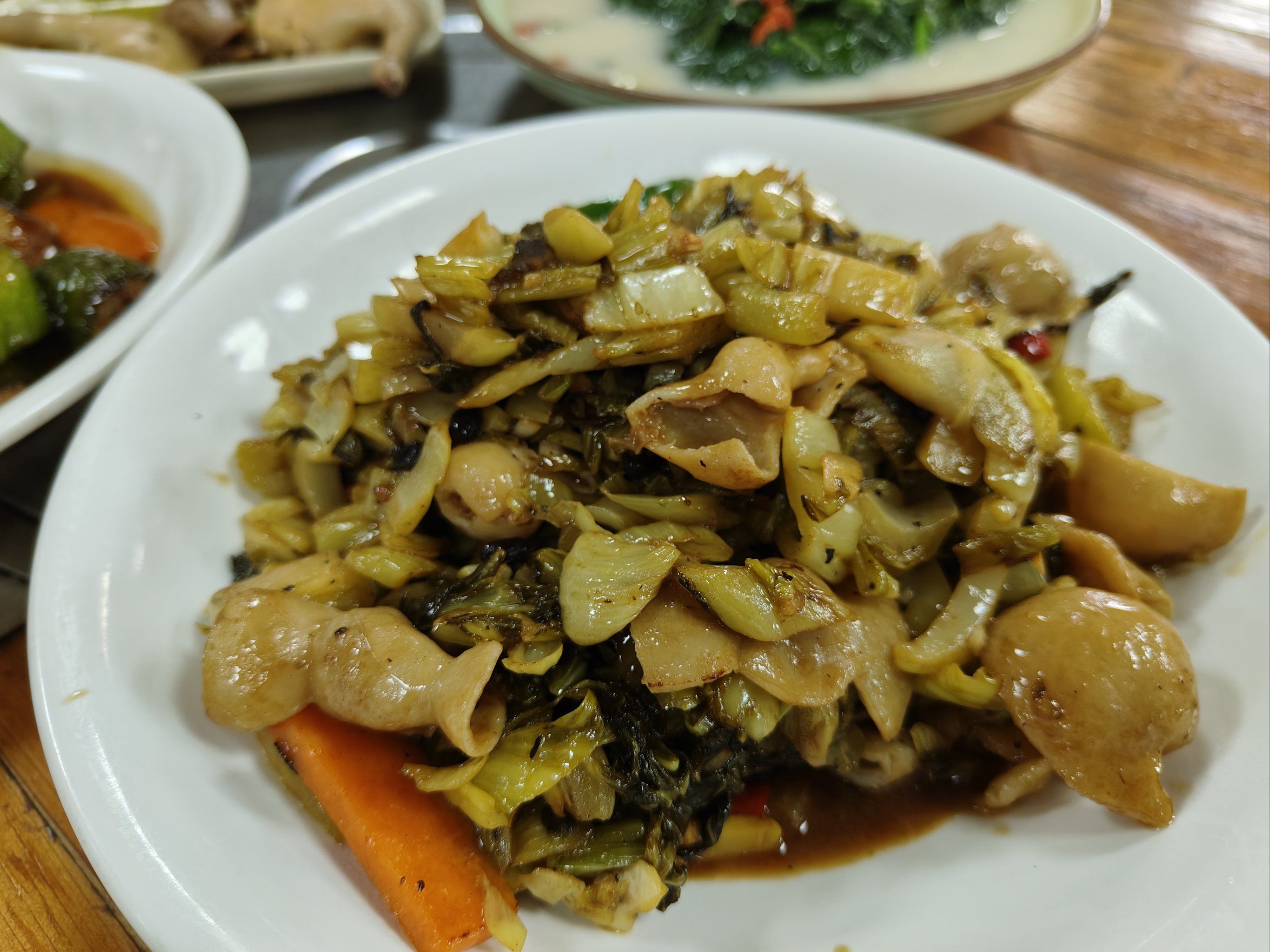 涌,不觉得臭,还挺有趣
鸽场主打食鸽,口味挺多,点了红烧盐焗豉油王