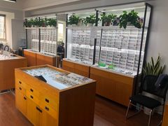 -视野联行眼镜•蔡司•依视路(温江店)
