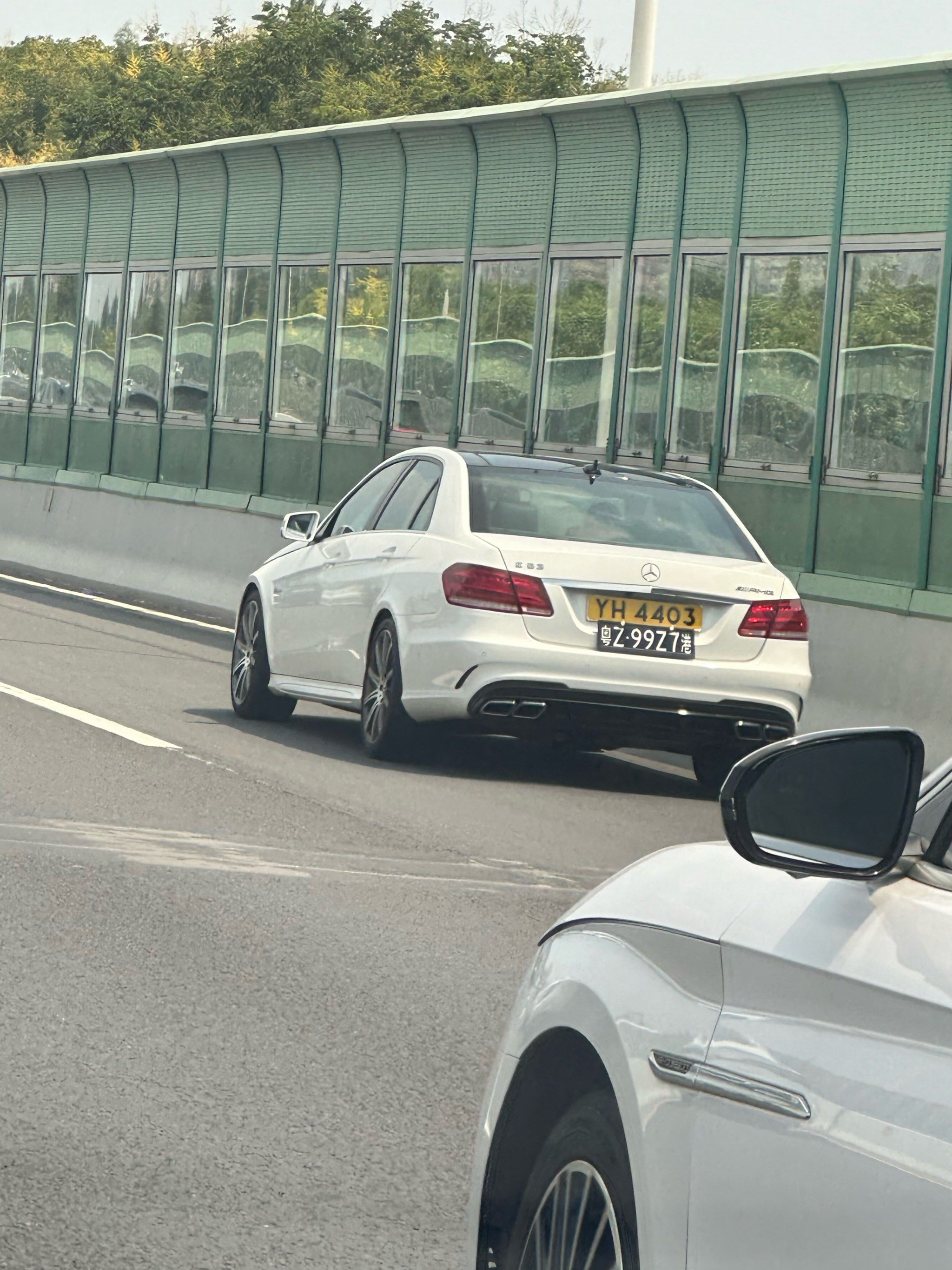 高架上偶遇双牌 驾驶方位右侧