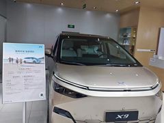 -小鹏汽车(上海静安大融城店)