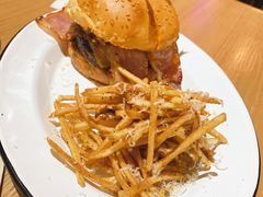 27&nbsp;牛肉汉堡-HELLO 27 意面·沙拉·帕尼尼