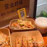 老板还给我们加了米线有鸡爪、鱼皮、鱿鱼须等