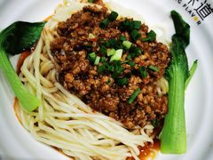 麻酱辣拌面-弄堂咪道-饭香·面香·馄饨香(兴梅店)