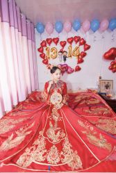 -觅白婚纱礼服馆