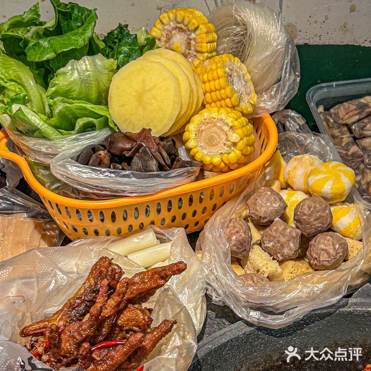 在郑州！一家可以自带菜的重庆火锅店 酒香不怕巷子深！