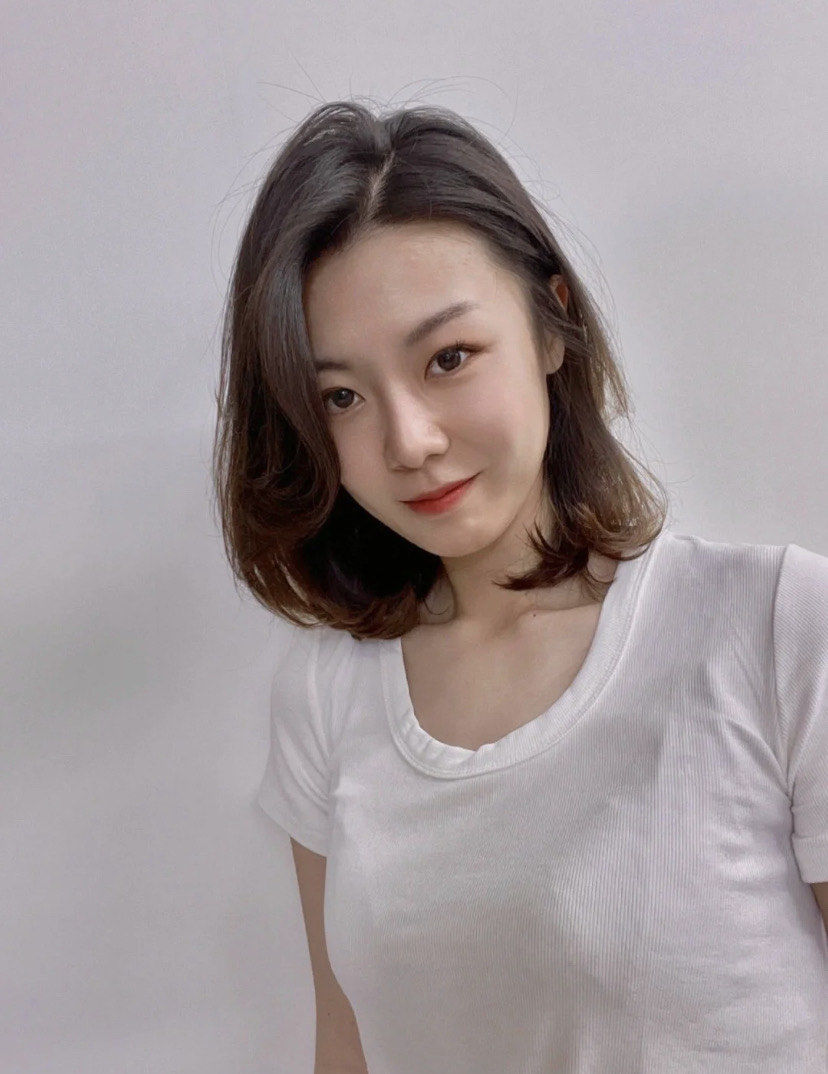 c型中发锁骨抛物线造型烫
八字蓬松显瘦协调 直线脸型轮廓呈现明显