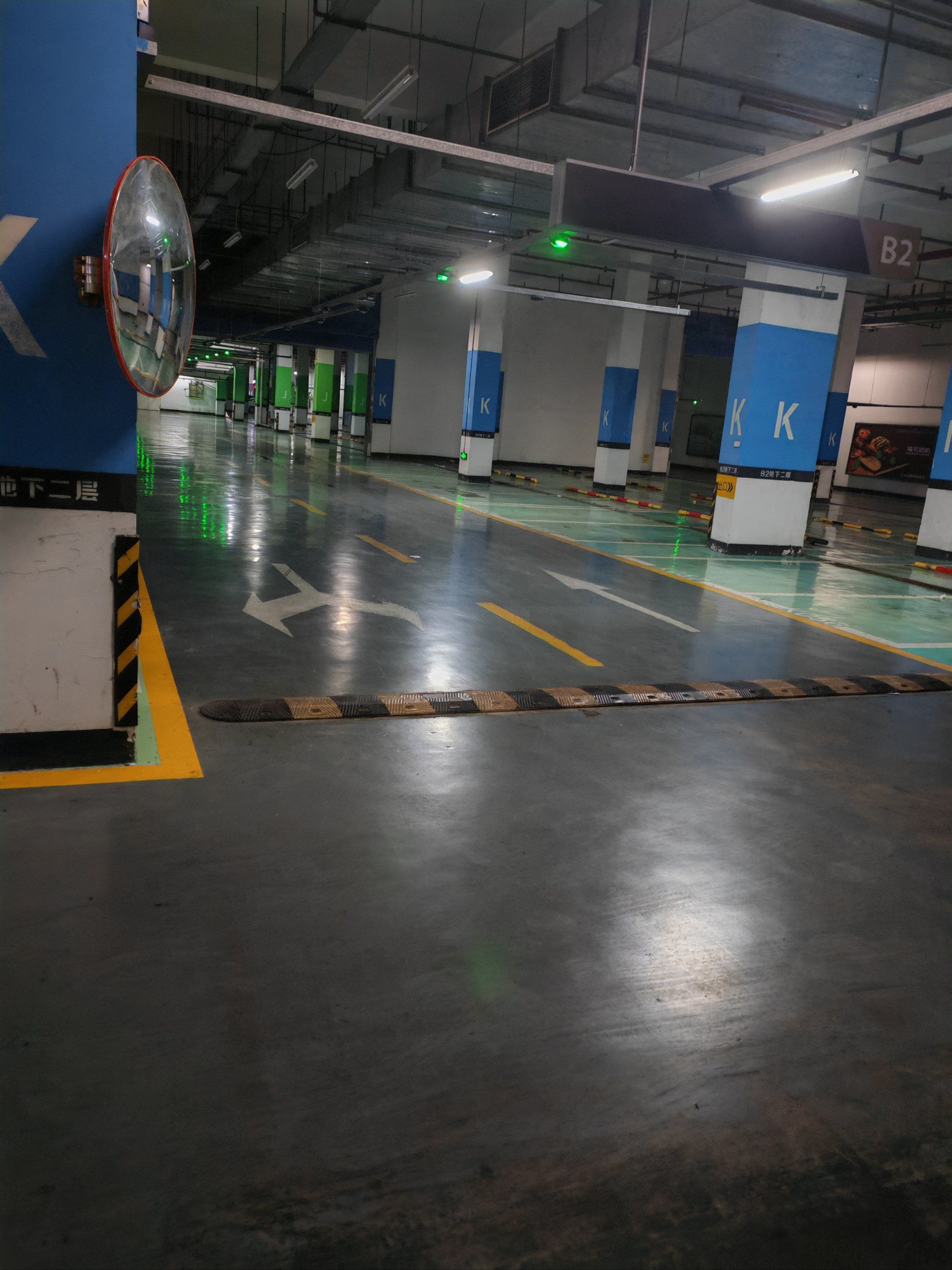 天天领红包#0元玩转这座城
大清早去商场,地下停车场真的没啥车